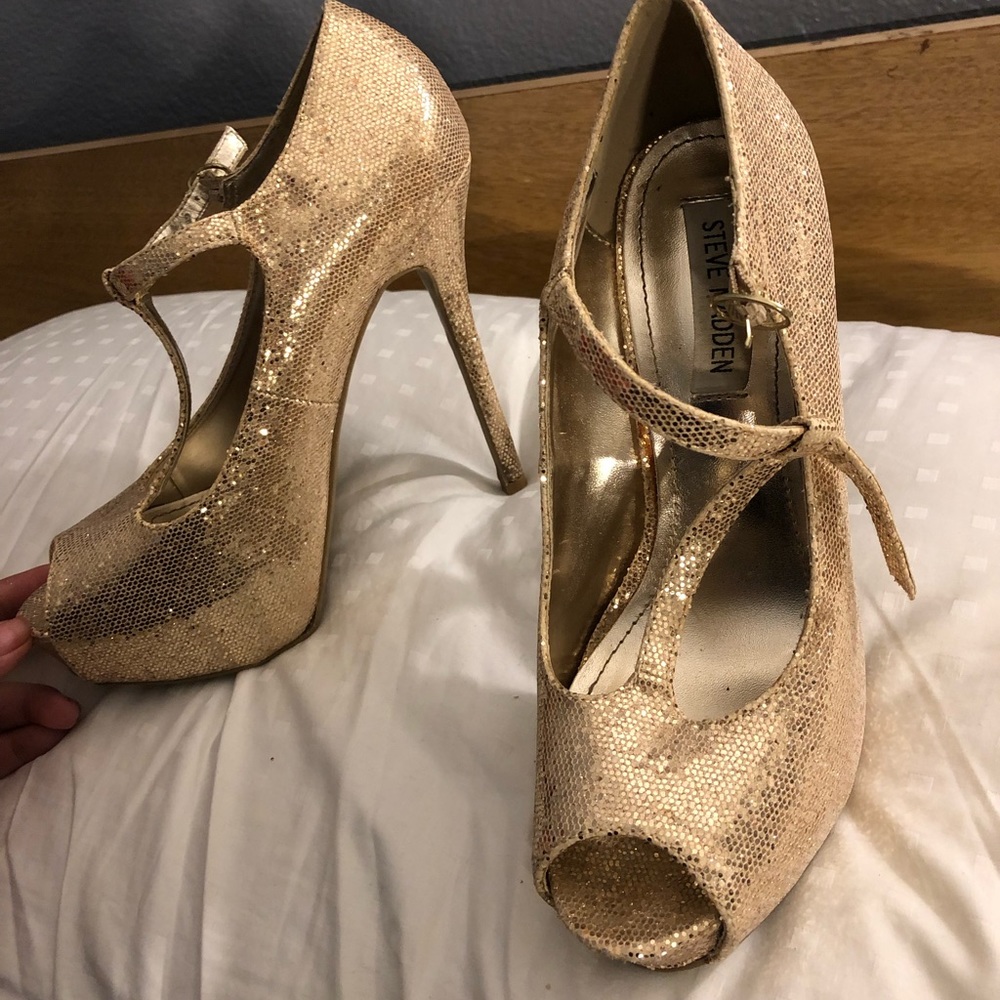 Gold shiny heels.